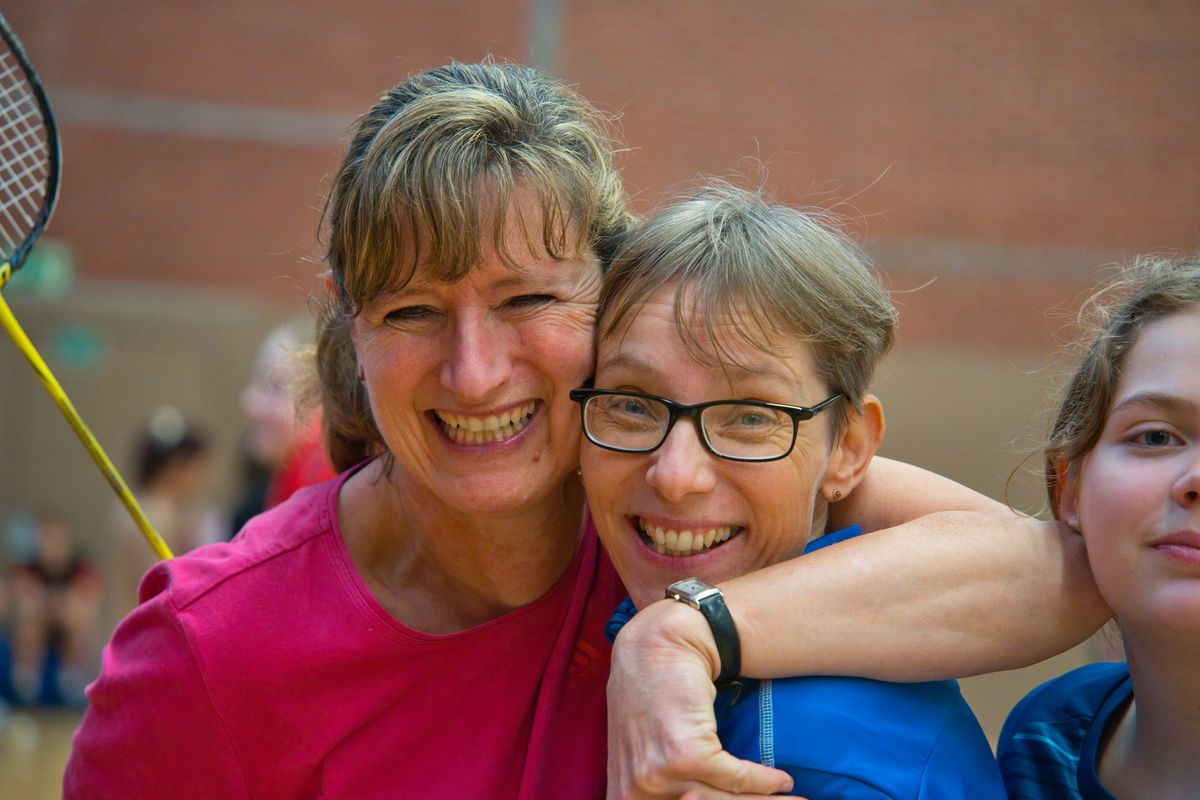 Stimmungsvolle Eltern-Kind-Freuden auf dem Badmintonfeld